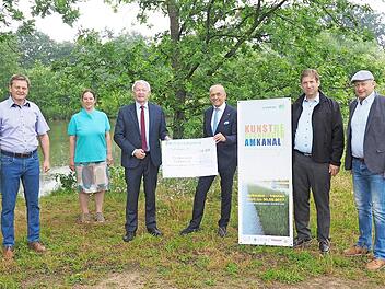 Bürgermeister Karl-Heinz Wagner (Gemeinde Altendorf, von links), Anne Schmitt (Geschäftsführerin Flussparadies Franken), Landrat Johann Kalb (Landkreis Bamberg), Vorstandsvorsitzender Gregor Scheller (VR-Bank Bamberg-Forchheim), Landrat Hermann Ulm (Landkreis Forchheim) und Bürgermeister Claus Schwarzmann (Eggolsheim) bei der Scheckübergabe