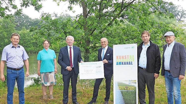 Bürgermeister Karl-Heinz Wagner (Gemeinde Altendorf, von links), Anne Schmitt (Geschäftsführerin Flussparadies Franken), Landrat Johann Kalb (Landkreis Bamberg), Vorstandsvorsitzender Gregor Scheller (VR-Bank Bamberg-Forchheim), Landrat Hermann Ulm (Landkreis Forchheim) und Bürgermeister Claus Schwarzmann (Eggolsheim) bei der Scheckübergabe