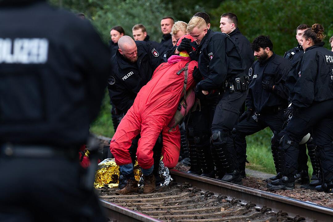Aktivisten blockieren Gleise im Hamburger Hafen