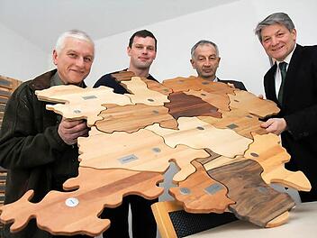 Aus 16 unterschiedlichen Laubholz-Arten für seine 16 Waldbesitzer-Vereinigungen ist Oberfranken zusammengefügt worden. "Gehalten" werden sie im Dachverband Forstwirtschaftliche Vereinigung von Vorsitzendem Heinrich Rudrof, Geschäftsführer Wilhelm Böhmer, Vermarkter Johannes Hölzel und Rudrofs Stellvertreter Georg Neupert (von rechts). Fotos: Michael Gründel