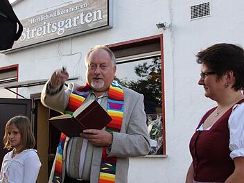 Zusammen mit Tochter Sophie (links) und Elfi Will (rechts) nahm Pater Rudolf Theiler die Weihe vor. Fotos: Ralf Kestel
