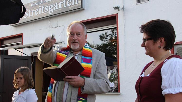 Zusammen mit Tochter Sophie (links) und Elfi Will (rechts) nahm Pater Rudolf Theiler die Weihe vor. Fotos: Ralf Kestel