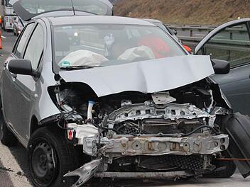 Beim Versuch, einem anderen Auto auszuweichen, wurde die Front dieses Kleinwagens schwer demoliert. Foto: Marco Meißner