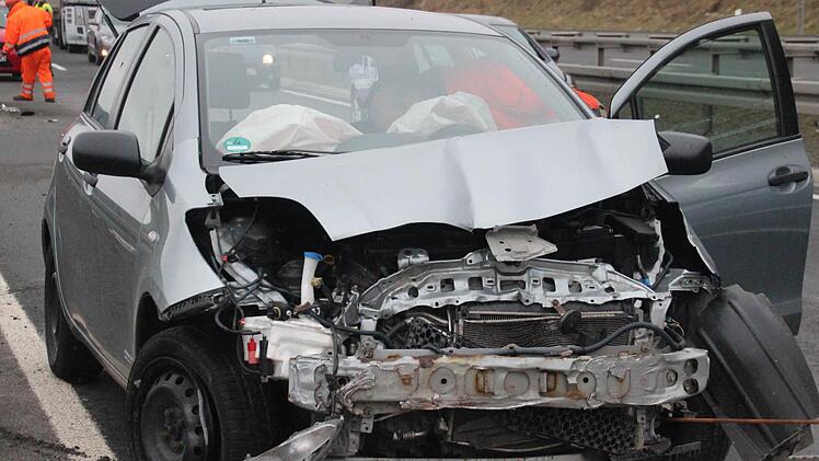 Beim Versuch, einem anderen Auto auszuweichen, wurde die Front dieses Kleinwagens schwer demoliert. Foto: Marco Meißner