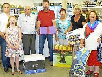 Gewinnübergabe im RugenDorfladen. Im Bild (von links) Matthias Rödel, Jessica Rödel, Willi Hohlweg, Thomas Spörl, Ingrid Mittler, Sylvia Ständner und Christa Klein-Dippold.  Foto: Klaus-Peter Wulf