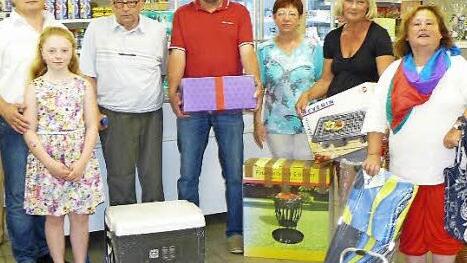 Gewinnübergabe im RugenDorfladen. Im Bild (von links) Matthias Rödel, Jessica Rödel, Willi Hohlweg, Thomas Spörl, Ingrid Mittler, Sylvia Ständner und Christa Klein-Dippold.  Foto: Klaus-Peter Wulf