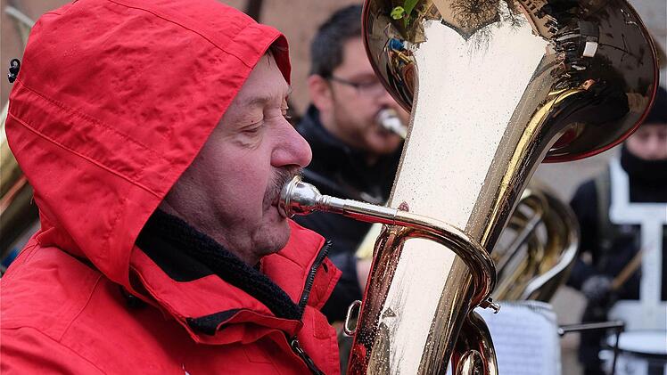 Egal ob Regen oder Schnee, zum Jahreswechsel wird aufgespielt - und zwar im ganzen Dorf. Die Untererthaler Musikanten ziehen beim Silvesterblasen mit ihren Instrumenten durch die Straßen. Foto: Gerd Schaar