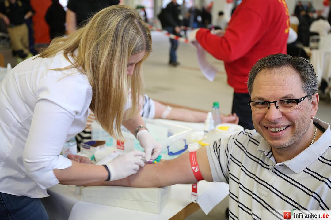 An Leukaemie erkrankter Feuerwehrmann hofft auf Hilfe - 500 Spender kamen am Sonntag in Hof zur Typisierung