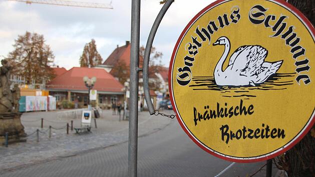 W&auml;hrend die Schwane weiterhin leersteht, ist die wegen eines Brandes vor&uuml;bergehend geschlossene Alte Wache (im Hintergrund) wieder in Betrieb.  Foto: Andreas Oswald