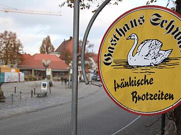 Während die Schwane weiterhin leersteht, ist die wegen eines Brandes vorübergehend geschlossene Alte Wache (im Hintergrund) wieder in Betrieb.  Foto: Andreas Oswald