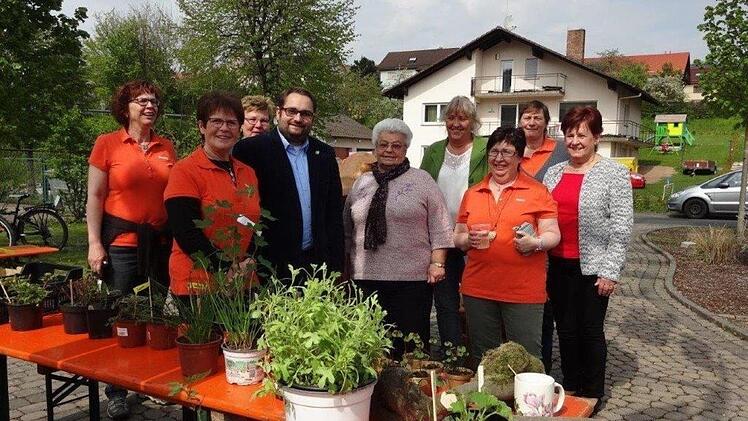 Repräsentanten befreundeter Vereine und Vertreter aus der Politik gratulierten den Mottener Gartenbauern zum Jubiläum. Die Glückwünsche des Kreisverbandes Bad Kissingen überbrachte dessen Vorsitzender Markus Stockmann (Bildmitte). Foto: Isabell Richter