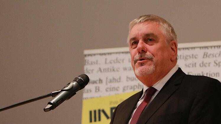 Coburgs OB Norbert Tessmer begrüßte Münchens Ex-OB Christian Ude im Pfarrzentrum St. Augustin. UDe stellte in Coburg sein neues Buch vor.Foto: Jochen Berger