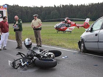Das Motorrad kollidierte mit dem silberfarbenen Fahrzeug (rechts im Bild). Waltraud Enkert
