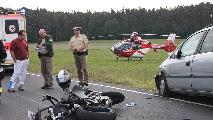 Das Motorrad kollidierte mit dem silberfarbenen Fahrzeug (rechts im Bild). Waltraud Enkert