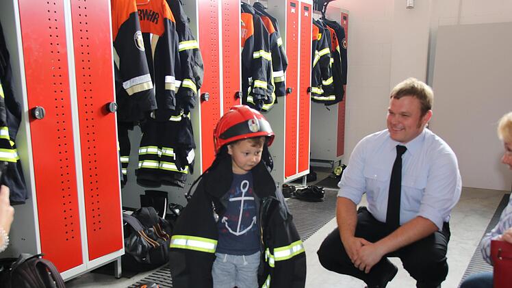 Noel durfte schon mal probieren, wann ihm der Feuerwehranzug passt. Foto: Michael Stelzner