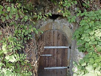 Ein sehr gut erhaltener Felsenkeller an der B 279, der 1805 entstand, aber stets saniert wurde.
