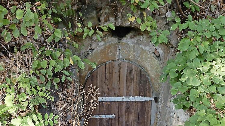 Ein sehr gut erhaltener Felsenkeller an der B 279, der 1805 entstand, aber stets saniert wurde.