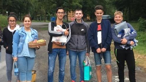 Syrer und Franzosen auf dem Weg zum Bergsee: Tochter Sarah (von links), Mutter Samar und Sohn Mohammed Alsuleiman mit ihrem französischem Gast Lilian (Zweiter von rechts) sowie Tommy und Felicien, ebenfalls aus Ancenis  Foto: Maja Kirchner