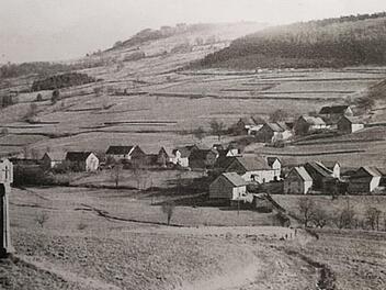 Ansichtskarte von Neuglashütten mit Bildstock im Vordergrund und kleinem  Auersberg im Hintergrund. Foto: Sammlung Wolfgang Raab, Heimbach