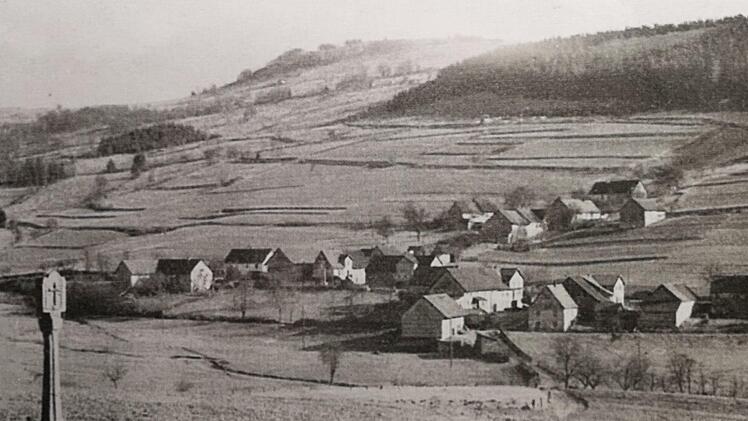 Ansichtskarte von Neuglashütten mit Bildstock im Vordergrund und kleinem  Auersberg im Hintergrund. Foto: Sammlung Wolfgang Raab, Heimbach