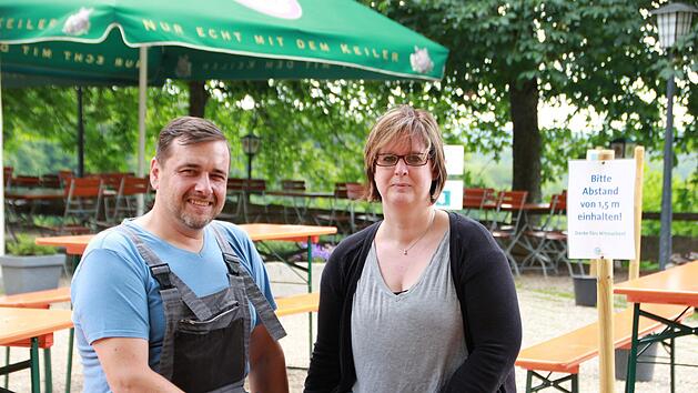 Die Klaushof-Pächter schauen optimistisch nach vorn. Markus Wittenberg und Nadine Dittmeier haben nicht nur den Kiosk umgebaut, sie bereiten sich aktuell auch auf  das Weinfest im Biergarten vor. Benedikt Borst