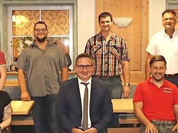 Der Kreisvorstand des Musikbundes mit Gästen, von links stehend: Dieter Tussetschläger, Matthias Zapf, Andreas Pratsch, Florian Zapf, Manfred Hofmann, Christian Stenglein und Thomas Kolb; sitzend von links: Carmen Bähr, Alexandra Zapf, Horst Sünkel und Sebastian Kremer