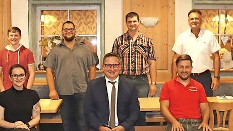 Der Kreisvorstand des Musikbundes mit Gästen, von links stehend: Dieter Tussetschläger, Matthias Zapf, Andreas Pratsch, Florian Zapf, Manfred Hofmann, Christian Stenglein und Thomas Kolb; sitzend von links: Carmen Bähr, Alexandra Zapf, Horst Sünkel und Sebastian Kremer