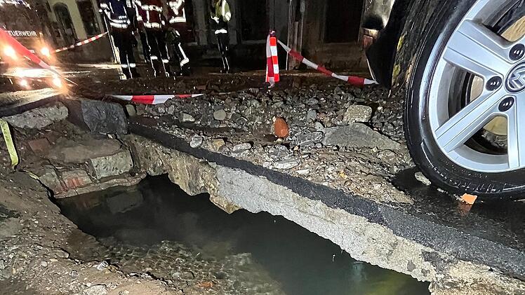 Würzburg: Straße nach Wasserrohrbruch überflutet - Feuerwehr nachts im Einsatz