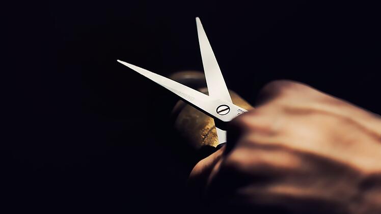 Mann mit Schere in der Hand