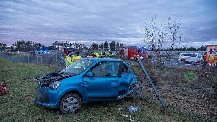 Kreis Kulmbach: Auto schleudert von der A70 - und landet in massivem Zaun