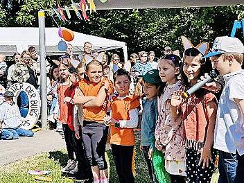 Die Kinder fieberten ihrem großen Auftritt entgegen. Mit Musik, Gesang, Tanz und Gedichten traten sie vor ihren Eltern und Zuschauern mit einer Aufführung auf.