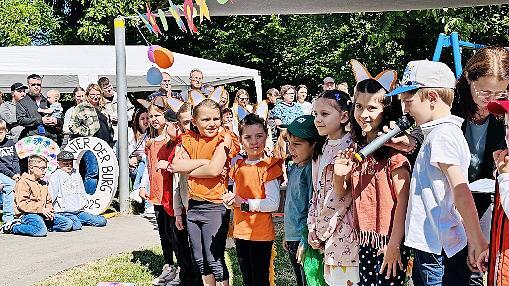 Die Kinder fieberten ihrem großen Auftritt entgegen. Mit Musik, Gesang, Tanz und Gedichten traten sie vor ihren Eltern und Zuschauern mit einer Aufführung auf.