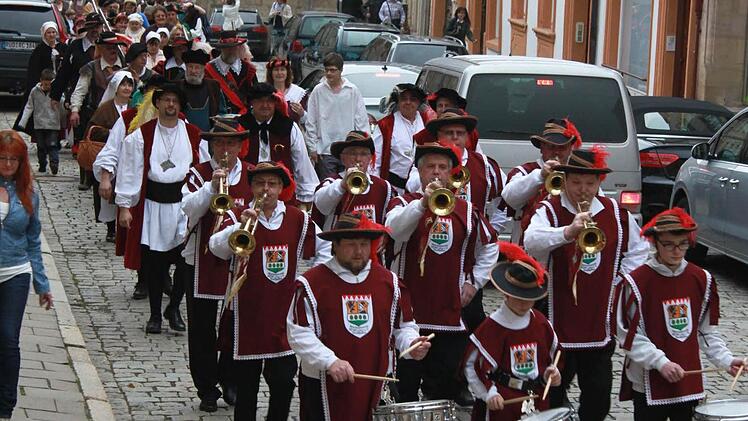 Der Zug marschiert durch die Amtsgerichtsstraße. Foto: Marco Meißner