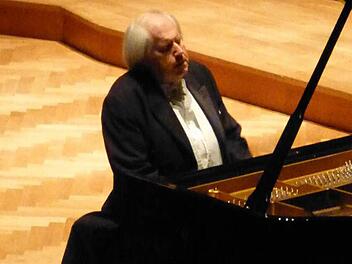 Lichtscheue Kultfigur: Grigory Sokolov spielt Chopin. Foto: Ahnert