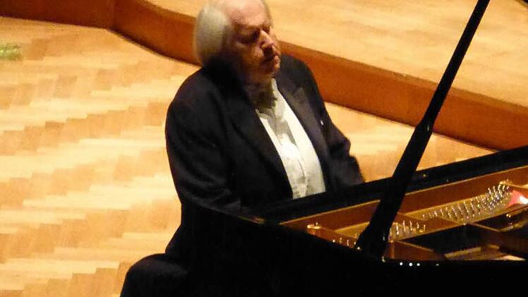 Lichtscheue Kultfigur: Grigory Sokolov spielt Chopin. Foto: Ahnert