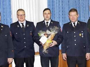 Alexander Beck ist seit 25 Jahren bei der Wehr (von links Kreisbrandmeister Guido Schneider, 2. Kommandant Alexander Elmerich (2 Kommandant ), Alexander Beck, Kommandant Jürgen Frank und Bürgermeister Helmut Blank .  Foto: Feuerwehr Fridritt