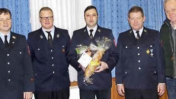 Alexander Beck ist seit 25 Jahren bei der Wehr (von links Kreisbrandmeister Guido Schneider, 2. Kommandant Alexander Elmerich (2 Kommandant ), Alexander Beck, Kommandant Jürgen Frank und Bürgermeister Helmut Blank .  Foto: Feuerwehr Fridritt