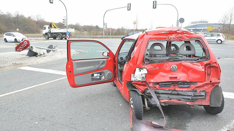 Der VW Lupo krachte erst gegen einen Ampelmast und blieb dann mit Totalschaden stehen. Foto: Roland Meister