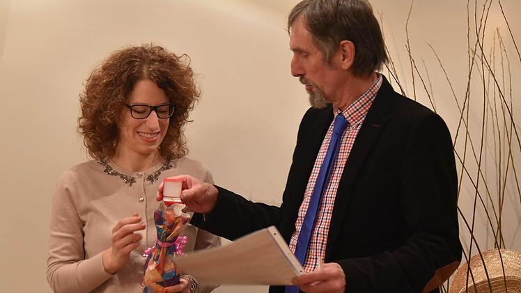 Bürgermeister Martin Rauscher übergibt Tina Albus Auszeichnungen und ein Geschenk für 25 Mal Blutspenden. Foto: Gabi Arnold