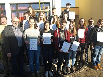 Auf die Schülerlotsen ist immer Verlass: Ihre Dienste würdigten die Mittelschule in einer vorweihnachtlichen Feier Bürgermeister Franz Kuhn und Polizeihauptmeister Matthias Kleren. Foto: Stefan Geiger