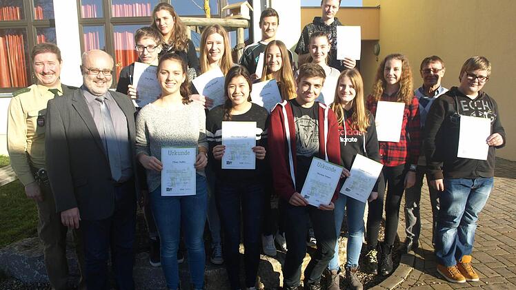 Auf die Schülerlotsen ist immer Verlass: Ihre Dienste würdigten die Mittelschule in einer vorweihnachtlichen Feier Bürgermeister Franz Kuhn und Polizeihauptmeister Matthias Kleren. Foto: Stefan Geiger