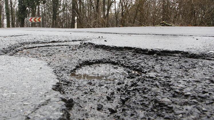 Bei solch ausgeprägten Straßenschäden wie an der Kreisstraße FO 41 ist mit Ausbessern nichts mehr drin.