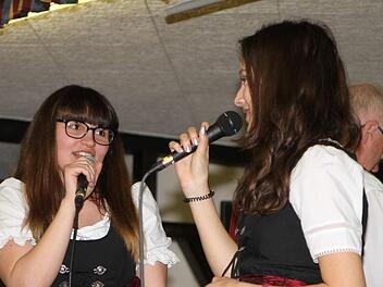 Sophia und Eva von den Kraisdorfern bei ihrem gekonnten "Lemon Tree". Foto: Günther Geiling