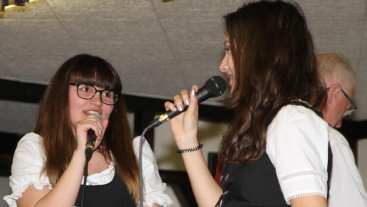 Sophia und Eva von den Kraisdorfern bei ihrem gekonnten "Lemon Tree". Foto: Günther Geiling