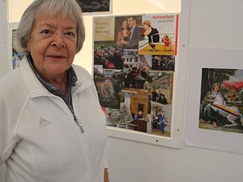 Rose Meerwein gehört mit ihren 85 Jahren zu den älteren Kunstschaffenden, die  beim Symposium auf der Plassenburg dabei sind. Brave und gefällige Kunst liegen der Ex-Kulmbacherin, die  seit 1961 in Berlin lebt, nicht: Sie zeigt politische Collagen. Foto: Sonny Adam