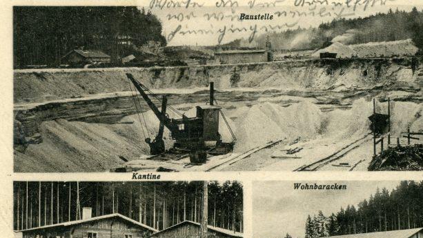 Die historische Postkarte von der damals    größten Baustelle Europas zeigt Ausschnitte aus dem Barackenleben. Foto: Stadtarchiv Waldkraiburg