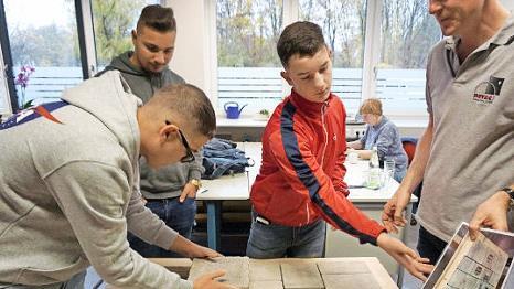 Hier beschäftigten sich die Schüler mit "Pflastern nach Verlegeplan".