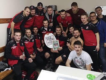 Eine kleine Feier gab es nach der Ehrung durch den Vereinsvorsitzenden noch in der Kabine des FC Baiersdorf. Rund um den Preisträger Florian Dorsch haben sich versammelt (stehend, von links): Fabian Krauß, Dominik Fischer, Gholamreza Abedidoost, Christian Gampert, Christian Gromm, Michael Will, Julian Pachter, Leo Schubert, Johannes Hoh; (sitzend, v. l.) Silvan Göhl, Tobias Dill, Kevin Baier, Hendric Marzog, Florian Dorsch, Felix Dietz, Lothar Dill und Steffen Hetzelt.  Foto: FC Baiersdorf
