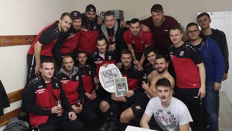 Eine kleine Feier gab es nach der Ehrung durch den Vereinsvorsitzenden noch in der Kabine des FC Baiersdorf. Rund um den Preisträger Florian Dorsch haben sich versammelt (stehend, von links): Fabian Krauß, Dominik Fischer, Gholamreza Abedidoost, Christian Gampert, Christian Gromm, Michael Will, Julian Pachter, Leo Schubert, Johannes Hoh; (sitzend, v. l.) Silvan Göhl, Tobias Dill, Kevin Baier, Hendric Marzog, Florian Dorsch, Felix Dietz, Lothar Dill und Steffen Hetzelt.  Foto: FC Baiersdorf