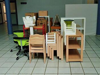 Die Kita Kunterbunt in Adelsdorf musste wegen eines Wasserschadens geräumt werden. Noch am Mittwoch stapelten sich die Möbel der Kindergartengruppe im Gang der Aischgrundhalle. Foto: Britta Schnake